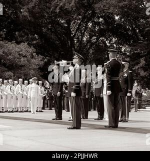 ST-C194-8-63 30 maggio 1963 cerimonie del Memorial Day al cimitero nazionale di Arlington, $10:50AM si prega di accreditare 'Cecil Stoughton. Fotografie della Casa Bianca. John F. Kennedy Presidential Library and Museum, Boston' Foto Stock