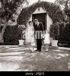 ST-C83-7-63 14 aprile 1963 la famiglia Kennedy lascia la cappella privata presso la residenza dell'ambasciatore Joseph P. Kennedy, SR. A Palm Beach, Florida, dopo il servizio della domenica di Pasqua. (L-R) First Lady Jacqueline Kennedy; John F. Kennedy, Jr.; Presidente John F. Kennedy; Caroline Kennedy. Si prega di accreditare “Cecil Stoughton. Fotografie della Casa Bianca. John F. Kennedy Presidential Library and Museum, Boston” Foto Stock