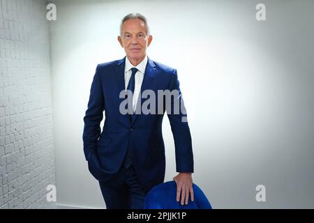 L'ex primo Ministro Sir Tony Blair durante un'intervista con l'Associazione Stampa presso i suoi uffici nel centro di Londra, in vista del 25th° anniversario dell'accordo del Venerdì Santo. L’accordo del Venerdì Santo dovrebbe essere modificato solo con il consenso intercomunitario in Irlanda del Nord, come ha sottolineato l’ex primo ministro Tony Blair. Data immagine: Lunedì 27 marzo 2023. Foto Stock