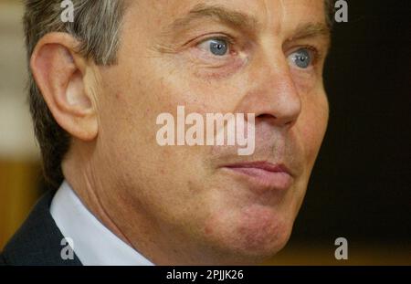 Foto del fascicolo datata 04/08/05 dell'allora primo ministro Tony Blair che fa una dichiarazione ai media a Downing Street, Londra, sulla situazione nell'Irlanda del Nord. L’accordo del Venerdì Santo dovrebbe essere modificato solo con il consenso intercomunitario in Irlanda del Nord, come ha sottolineato l’ex primo ministro Tony Blair. Data di emissione: Lunedì 3 aprile 2023. Foto Stock