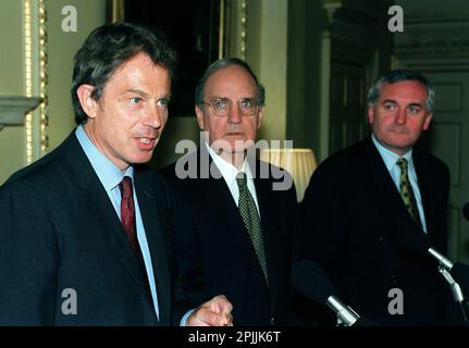 Foto del file datata 20/07/99 di (da sinistra a destra) poi primo ministro Tony Blair, ex senatore americano George Mitchell e poi Taoiseach irlandese Bertie Ahern, a Downing Street, Londra, Annunciare una revisione molto mirata del processo di pace in Irlanda del Nord, a seguito del fallito tentativo di cedere il potere a un nuovo governo devoluto. L'ex taoiseach Bertie Ahern considera la persistente instabilità delle istituzioni politiche dell'Irlanda del Nord uno dei suoi più grandi rimpianti per i colloqui sull'accordo del Venerdì Santo. Data di emissione: Lunedì 3 aprile 2023. Foto Stock