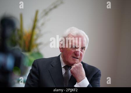 L'ex taoiseach Bertie Ahern parla al PA Media di Dublino alla vigilia del 25th° anniversario dell'accordo del Venerdì Santo. L'ex taoiseach considera la persistente instabilità delle istituzioni politiche dell'Irlanda del Nord uno dei suoi più grandi rimpianti per i negoziati sull'accordo del Venerdì Santo. Data immagine: Venerdì 31 marzo 2023. Foto Stock