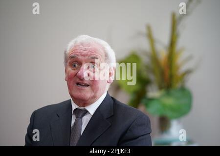 L'ex taoiseach Bertie Ahern parla al PA Media di Dublino alla vigilia del 25th° anniversario dell'accordo del Venerdì Santo. L'ex taoiseach considera la persistente instabilità delle istituzioni politiche dell'Irlanda del Nord uno dei suoi più grandi rimpianti per i negoziati sull'accordo del Venerdì Santo. Data immagine: Venerdì 31 marzo 2023. Foto Stock