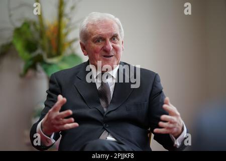 L'ex taoiseach Bertie Ahern parla al PA Media di Dublino alla vigilia del 25th° anniversario dell'accordo del Venerdì Santo. L'ex taoiseach considera la persistente instabilità delle istituzioni politiche dell'Irlanda del Nord uno dei suoi più grandi rimpianti per i negoziati sull'accordo del Venerdì Santo. Data immagine: Venerdì 31 marzo 2023. Foto Stock