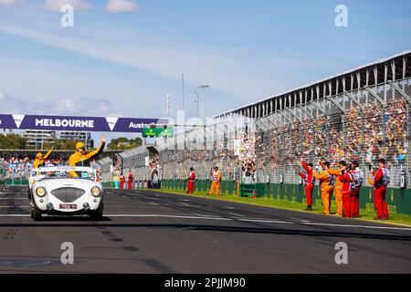 Melbourne, Australia. 02nd Apr, 2023. Oscar Piastri dell'Australia e del Team McLaren di Formula 1 si lancia alla folla durante la sfilata dei piloti davanti al Gran Premio d'Australia di Formula uno all'Albert Park Circuit di Melbourne. Credit: SOPA Images Limited/Alamy Live News Foto Stock