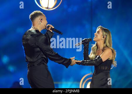 Austin Texas USA, marzo 29 2023: Cantanti nazionali KANE BROWN e moglie KAITLYN BROWN cantano un duetto di "Thank God" durante una registrazione per i Country Music Television (CMT) Awards su un palco all'aperto in centro. Una folla di 3.000 appassionati di musica ha affollato Congress Avenue per ascoltare gli artisti di musica country esibirsi all'ombra del Campidoglio del Texas. Credit: Bob Daemmrich/Alamy Live News Foto Stock