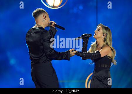 Austin Texas USA, marzo 29 2023: Cantanti nazionali KANE BROWN e moglie KAITLYN BROWN cantano un duetto di "Thank God" durante una registrazione per i Country Music Television (CMT) Awards su un palco all'aperto in centro. Una folla di 3.000 appassionati di musica ha affollato Congress Avenue per ascoltare gli artisti di musica country esibirsi all'ombra del Campidoglio del Texas. Credit: Bob Daemmrich/Alamy Live News Foto Stock