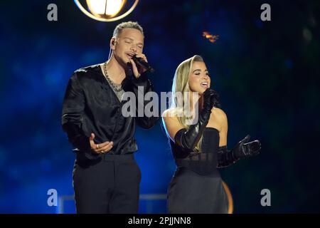 Austin Texas USA, marzo 29 2023: Cantanti nazionali KANE BROWN e moglie KAITLYN BROWN cantano un duetto di "Thank God" durante una registrazione per i Country Music Television (CMT) Awards su un palco all'aperto in centro. Una folla di 3.000 appassionati di musica ha affollato Congress Avenue per ascoltare gli artisti di musica country esibirsi all'ombra del Campidoglio del Texas. Credit: Bob Daemmrich/Alamy Live News Foto Stock