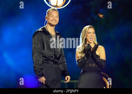 Austin Texas USA, marzo 29 2023: Cantanti nazionali KANE BROWN e moglie KAITLYN BROWN cantano un duetto di "Thank God" durante una registrazione per i Country Music Television (CMT) Awards su un palco all'aperto in centro. Una folla di 3.000 appassionati di musica ha affollato Congress Avenue per ascoltare gli artisti di musica country esibirsi all'ombra del Campidoglio del Texas. Credit: Bob Daemmrich/Alamy Live News Foto Stock