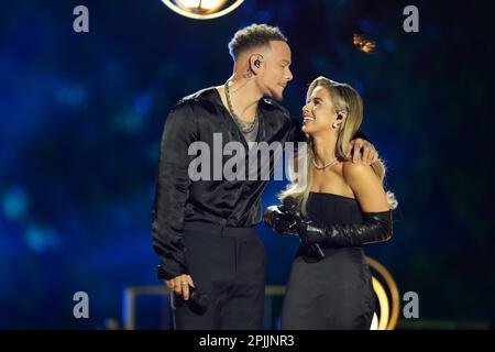 Austin Texas USA, marzo 29 2023: Cantanti nazionali KANE BROWN e moglie KAITLYN BROWN cantano un duetto di "Thank God" durante una registrazione per i Country Music Television (CMT) Awards su un palco all'aperto in centro. Una folla di 3.000 appassionati di musica ha affollato Congress Avenue per ascoltare gli artisti di musica country esibirsi all'ombra del Campidoglio del Texas. Credit: Bob Daemmrich/Alamy Live News Foto Stock