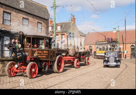 Street scene in città al Beamish Museum durante il gala a vapore del 2023, Inghilterra, Regno Unito Foto Stock