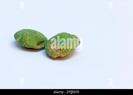 due forti noci wasabi verdi su fondo bianco Foto Stock
