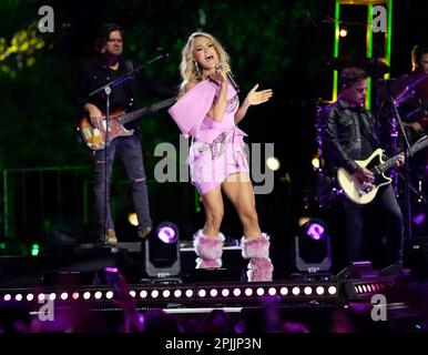 Austin Texas USA, 29 2023 marzo: La superstar della musica country CARRIE UNDERWOOD delizia una folla di 3.000 tifosi durante i Country Music Television (CMT) Awards che suonano su un palco all'aperto nel centro città. Il nativo dell'Oklahoma e il vincitore dell'American Idol del 2005 hanno subito due cambi di costume e hanno cantato due successi che verranno eseguiti ai CMT Awards di domenica 2nd aprile. Credit: Bob Daemmrich/Alamy Live News Foto Stock