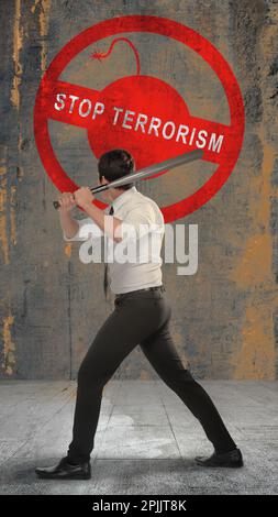 Vista posteriore di un uomo d'affari che tiene una mazza da baseball con un cartello di stop terrorism sul muro Foto Stock