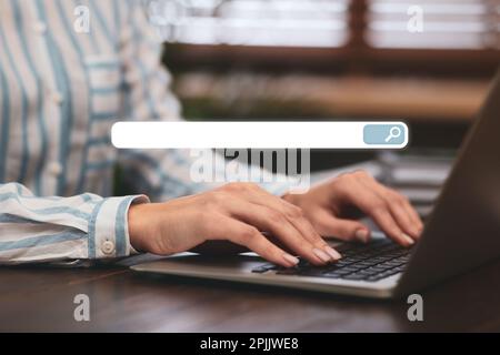 Barra di ricerca del sito web e donna che lavora con il portatile in ufficio, primo piano Foto Stock
