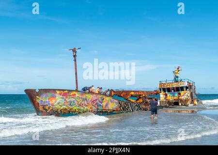 Manzanillo, Costa Rica - 26 novembre 2022: A Manzanillo, vagare lungo la spiaggia senza fine, Playa Grande, con il suo famoso relitto, e individuare la e Foto Stock