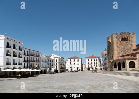 Caceres, Spagna - 8 agosto 2022: Piazza principale di Caceres in Spagna con torre storica. Foto Stock