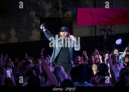 Austin Texas USA, 1 aprile 2023: Il cantante country NATE SMITH si esibisce durante una registrazione di atti in arrivo sul palco RAM Truck al Country Music Television Awards al di fuori del Moody Center di Austin. Credit: Bob Daemmrich/Alamy Live News Foto Stock