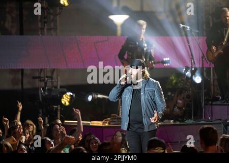 Austin Texas USA, 1 aprile 2023: Il cantante country NATE SMITH si esibisce durante una registrazione di atti in arrivo sul palco RAM Truck al Country Music Television Awards al di fuori del Moody Center di Austin. Credit: Bob Daemmrich/Alamy Live News Foto Stock