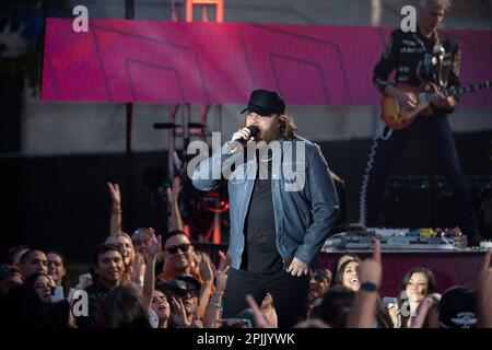 Austin Texas USA, 1 aprile 2023: Il cantante country NATE SMITH si esibisce durante una registrazione di atti in arrivo sul palco RAM Truck al Country Music Television Awards al di fuori del Moody Center di Austin. Credit: Bob Daemmrich/Alamy Live News Foto Stock