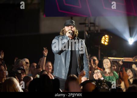 Austin Texas USA, 1 aprile 2023: Il cantante country NATE SMITH si esibisce durante una registrazione di atti in arrivo sul palco RAM Truck al Country Music Television Awards al di fuori del Moody Center di Austin. Credit: Bob Daemmrich/Alamy Live News Foto Stock