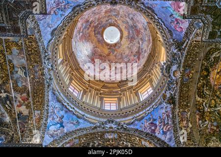 Palermo, Italia - 17 ottobre 2022: Gli affreschi e le ecorazioni della cupola del Santo Giuseppe dei Teatini Foto Stock