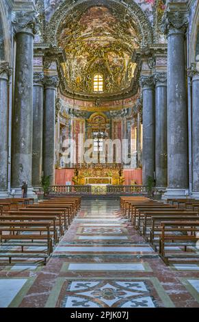 Palermo, Italia - 17 ottobre 2022: La navata del Santo Giuseppe dei Teatini Foto Stock