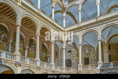 Palermo, Italia - 17 ottobre 2022: L'ingresso alla Cappella Palatina sotto i portici del cortile del Palazzo Normanno detto anche Royal Foto Stock