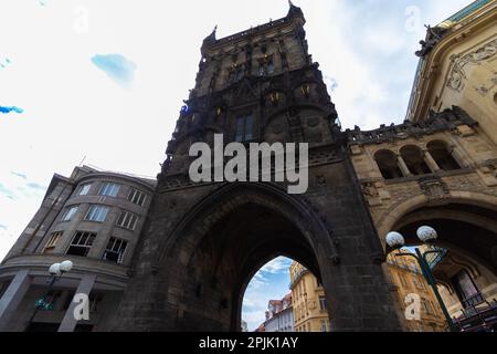 Praga - Repubblica Ceca. 23-05-2022. Vista dal basso sulla famosa Torre delle polveri da cannone contro un cielo nuvoloso d'estate, a Praga-Repubblica Ceca Foto Stock