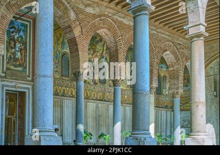 Palermo, Italia - 17 ottobre 2022: L'ingresso alla Cappella Palatina sotto i portici del cortile del Palazzo Normanno detto anche Royal Foto Stock