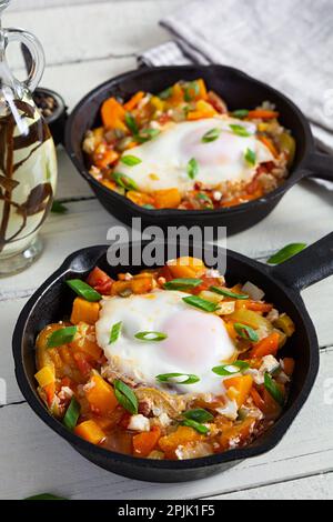 Shakshouka in padella. Uova fritte con verdure, pomodoro, pepe, zucca e cipolla Foto Stock