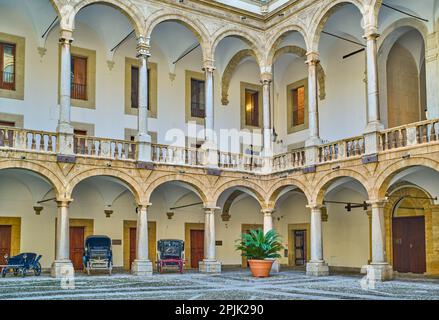 Palermo, Italia - 17 ottobre 2022: I portici del cortile il Palazzo Normanno conosciuto anche come Palazzo reale Foto Stock