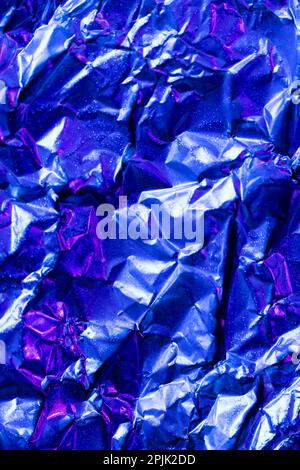 Primo piano di una lamina blu sgualcita e lucida con spazio per la copia Foto Stock
