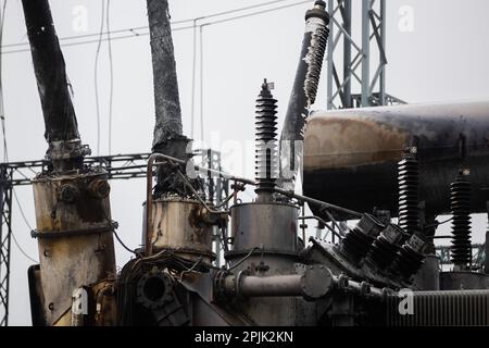 Ucraina. 03rd Apr, 2023. Un trasformatore distrutto dagli attacchi russi si trova in una delle sottostazioni di 'Ukrenergo', che fornisce energia ad una delle aree più densamente popolate dell'Ucraina. Credit: Christoph Soeder/dpa/Alamy Live News Foto Stock