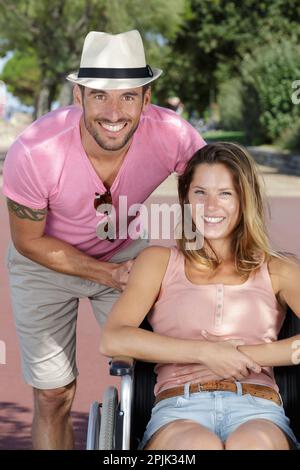 in estate, coppia di persone portatrici di handicap in carrozzina Foto Stock