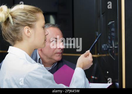 sta aprendo una porta chiusa a chiave Foto Stock