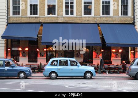 I taxi si feriscono fuori dal Great Northern Hotel Bar vicino alla stazione di King's Cross Foto Stock