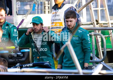 Melbourne, Australia. 02nd Apr, 2023. Fernando Alonso di Spagna e Aston Martin Aramco Cognizant del Team di Formula uno che si preparano per la ripartenza durante il Gran Premio d'Australia di Formula uno all'Albert Park Circuit di Melbourne. (Foto di George Hitchens/SOPA Images/Sipa USA) Credit: Sipa USA/Alamy Live News Foto Stock