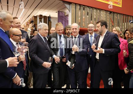 Vinitaly 2023 l'edizione 55th di Vinitaly è stata inaugurata ufficialmente a Veronafiere. Alla cerimonia di inaugurazione della Mostra Internazionale del vino e degli alcolici, che si concluderà il 5 aprile, hanno partecipato il Presidente di Camera, Lorenzo Fontana, i Ministri dell'Agricoltura e della Cultura, Francesco Lollobrigida e Gennaro Sangiuliano, Matteo Salvini, Ministro delle infrastrutture e Vice primo Ministro, Il Ministro degli Esteri Antonio Tajani, il Presidente della Regione Veneto Luca Zaia, il Sindaco di Verona Damiano Tommasi e il Presidente di Veronafiere Federico Bricolo. Foto Stock