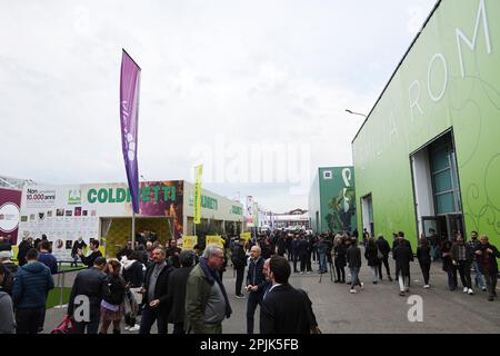 Verona, Italia. 03rd Apr, 2023. Vinitaly 2023 l'edizione 55th di Vinitaly è stata inaugurata ufficialmente a Veronafiere. Nella foto, il centro espositivo di Verona Fiere dove si svolge l'evento. Credit: Independent Photo Agency/Alamy Live News Foto Stock