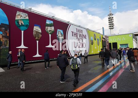 Verona, Italia. 03rd Apr, 2023. Vinitaly 2023 l'edizione 55th di Vinitaly è stata inaugurata ufficialmente a Veronafiere. Nella foto, il centro espositivo di Verona Fiere dove si svolge l'evento. Credit: Independent Photo Agency/Alamy Live News Foto Stock