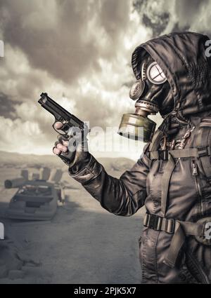 uomo armato con maschera di gas in una situazione post-apocalittica Foto Stock
