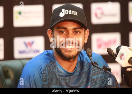 Il cricket rounder Mehidy Hasan Miraz partecipa alla conferenza stampa pre-partita dopo che il team di cricket test del Bangladesh partecipa alla sessione di allenamento prima del loro Foto Stock