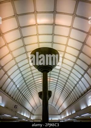 L'interno della stazione della metropolitana di Gants Hill a Londra, Regno Unito Foto Stock