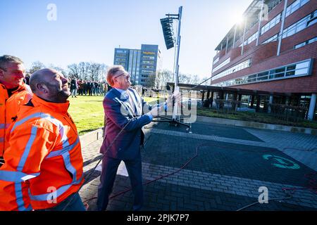 ROSMALEN - Presidente del consiglio di amministrazione Ton Hillen (ceo) di Heijmans svela un banner. La società di costruzioni festeggia il suo 100th° anniversario. ANP JEROEN JUMELET olanda fuori - belgio fuori Foto Stock