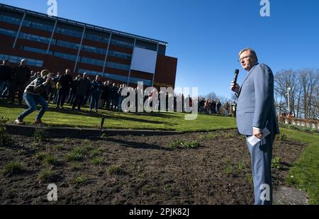 ROSMALEN - Presidente del consiglio di amministrazione Ton Hillen (ceo) di Heijmans si rivolge al personale. La società di costruzioni festeggia il suo 100th° anniversario. ANP JEROEN JUMELET olanda fuori - belgio fuori Foto Stock