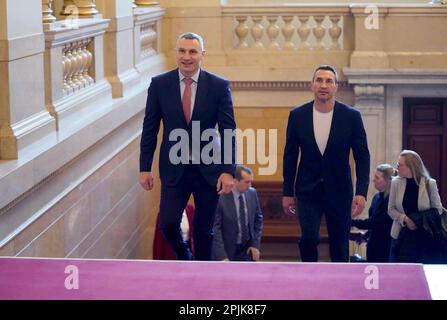 Amburgo, Germania. 03rd Apr, 2023. Vitali Klitschko (l), sindaco della capitale Ucraina Kiev ed ex campione del mondo di pugilato, e suo fratello Wladimir Klitschko camminano verso lo specchio nel Municipio, dove il sindaco Tschentscher li aspetta. Klitschko e Tschentscher parlano dell'attuale situazione a Kiev e in Ucraina e della loro ulteriore cooperazione nel "Patto di solidarietà e futuro”. Nell'aprile del 2022, i due politici avevano deciso un partenariato strategico tra le loro città per sostenersi reciprocamente in tempi di crisi. Credit: Marcus Brandt/dpa/Alamy Live News Foto Stock