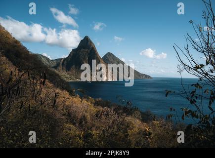 Una vista sulle montagne da Petit e Gros Piton su St Lucia nei Caraibi sotto il cielo blu. Foto scattata nei pressi di Soufriere. Foto Stock
