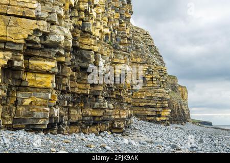 Llantwit Major Beach sulla Glamorgan Heritage Coast nel Galles del Sud nella vale di Glamorgan in un ragionevole giorno di aprile Foto Stock