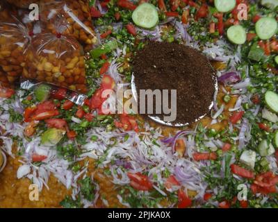 Dhaka, Bangladesh. 31st Mar, 2023. Un venditore di strada vende ceci prima di rompere il digiuno durante il mese di Ramadan vicino alla strada di Lalbag.A fornitore prepara Bakhorkhani (un cibo tradizionale) a vendere per rompere il digiuno durante il mese di Ramadan vicino alla strada di Lalbag. (Credit Image: © MD Mehedi Hasan/Pacific Press via ZUMA Press Wire) SOLO PER USO EDITORIALE! Non per USO commerciale! Foto Stock